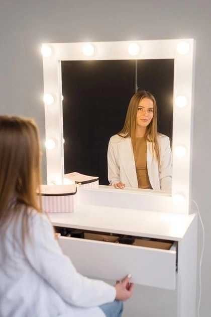 Туалетний столик трюмо з дзеркалом і підсвічуванням.