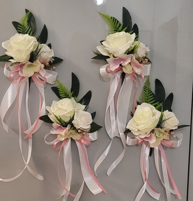 Bukieciki ślubne na klamki samochodu