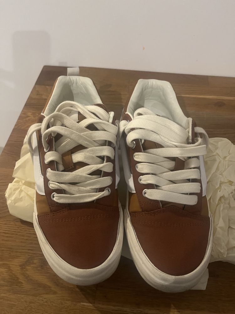 Vans Knu Skool cor marrom com dois atacadores