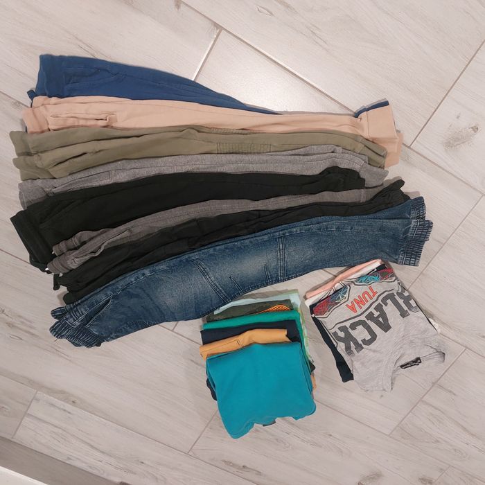 Paka ubrań dla chłopca 128 cm: spodnie, koszulki