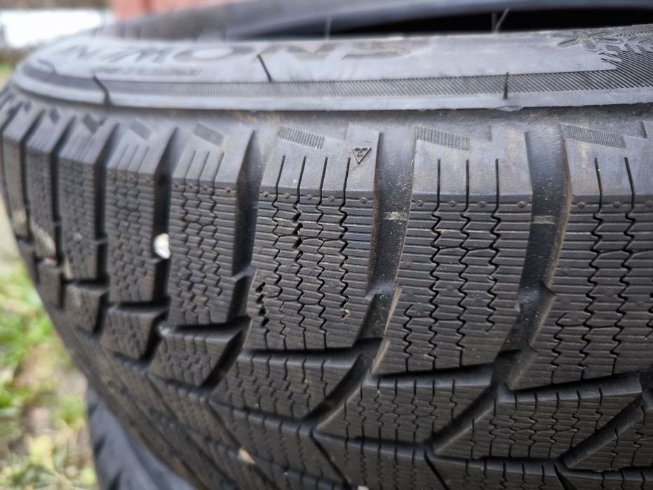 Резина  зима почти новая , покрышка зимняя  Snowlink triangle 215 65 r