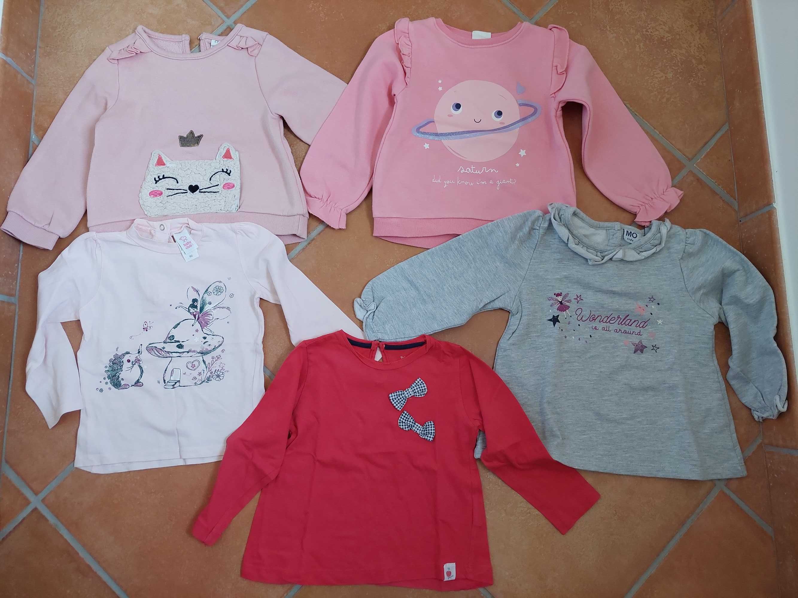 Várias peças de roupa de menina entre os 12 e os 36 meses.