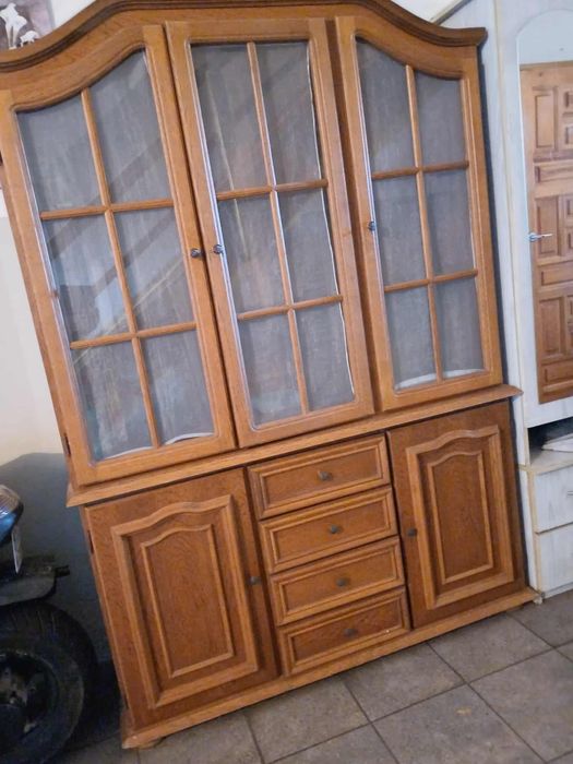 Kredens……………….))