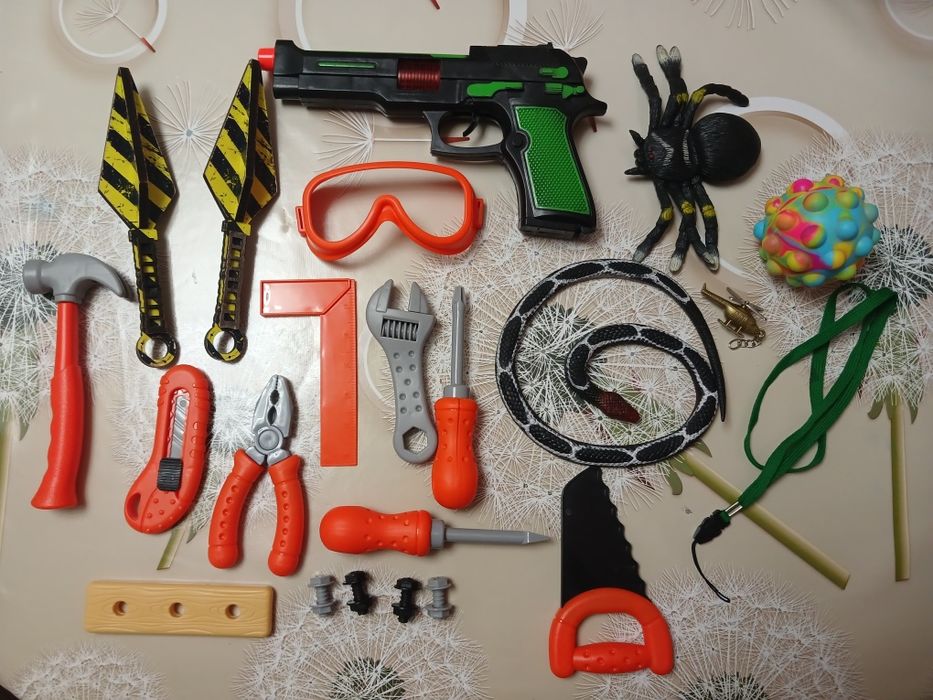 Набір іграшок для хлопчика,пістолет,інструменти,резиновий павук,змія.
