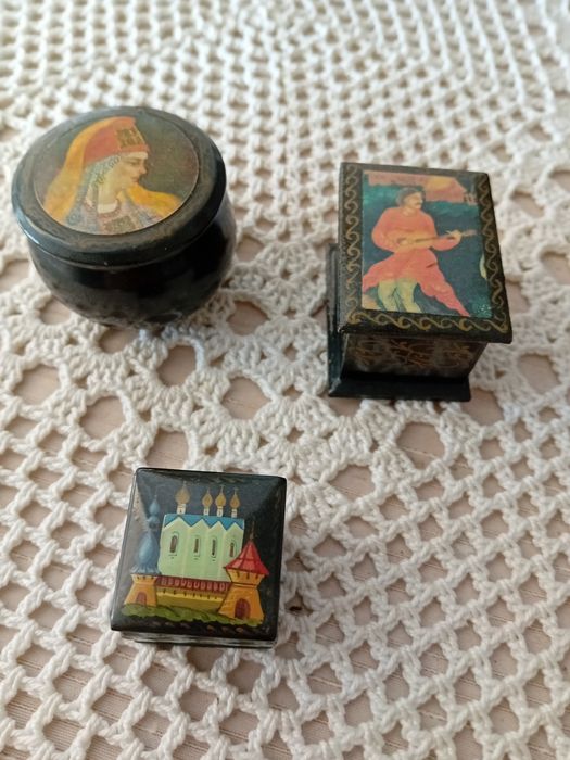 Pequenas caixas em charão.