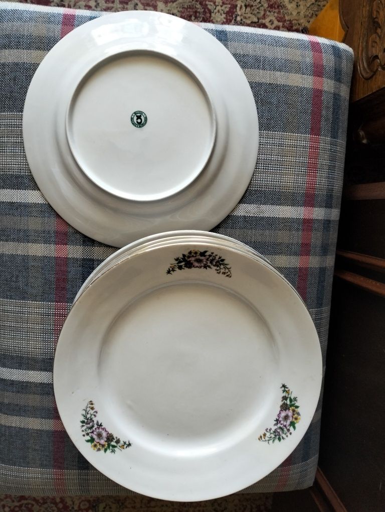 Zestaw bułgarskiej porcelany z okresu PRL; talerze obiadowe : 6+1