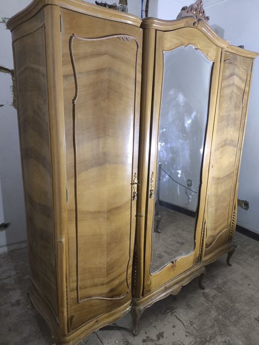 Roupeiro antigo em madeira maciça com espelho – Para restauro