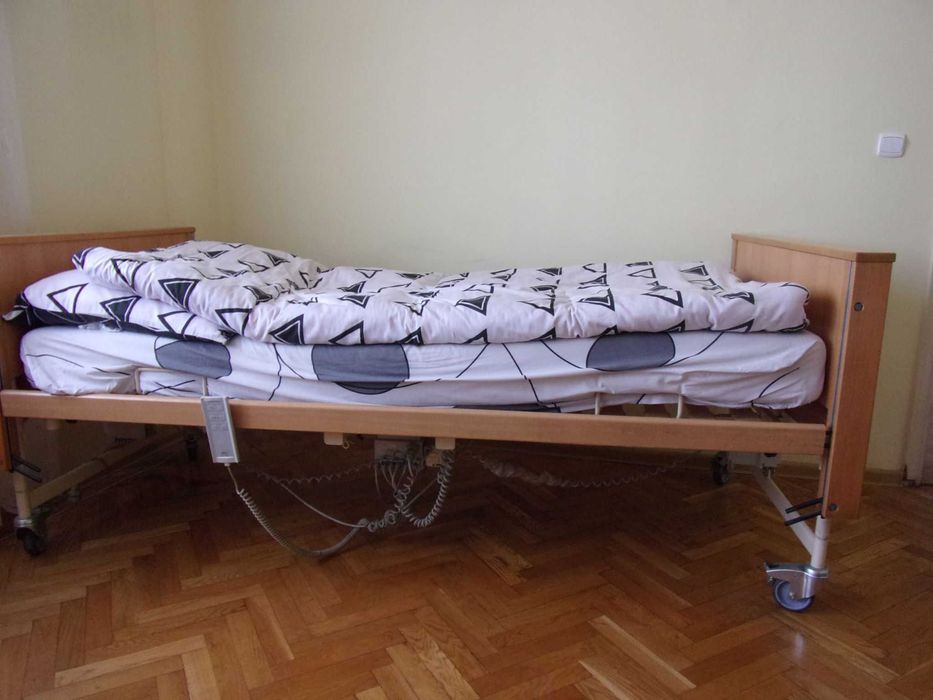 Łóżko rehabilitacyjne z materacem , wózek inwalidzki , używany