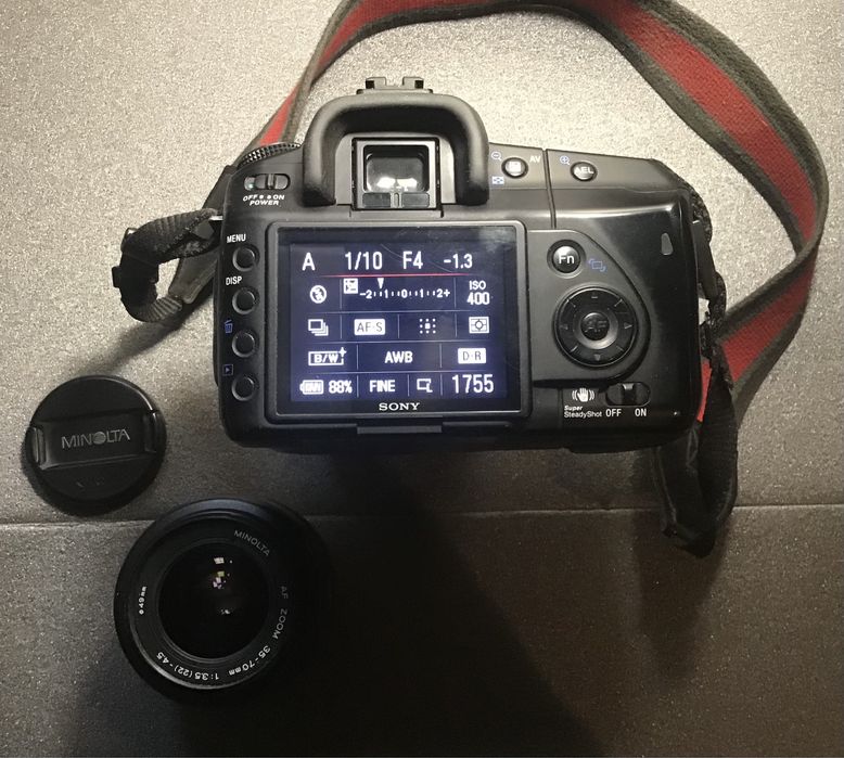 Sony Alpha 200 - 2 objetivas, carregador, bateria, cartão CF 8GB, etc