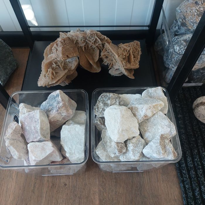 Kamienie ozdobne. granit . Żwir.  Piasek. Ziemia