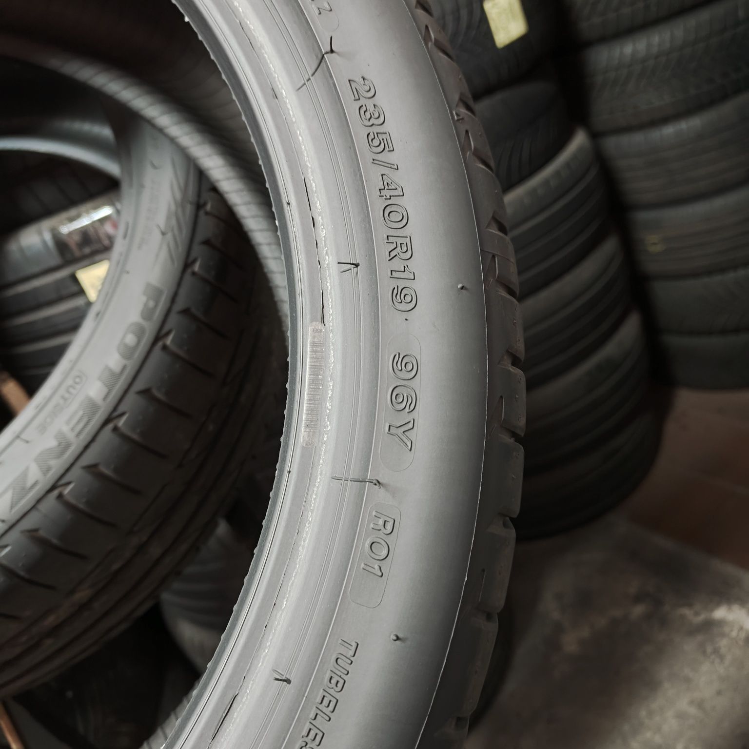 235/40/19 XL Sprzedam parę opon letnich Bridgestone