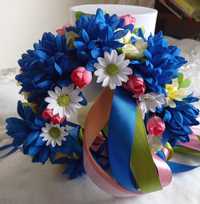 Opaska wianek z niebieskimi kwiatami