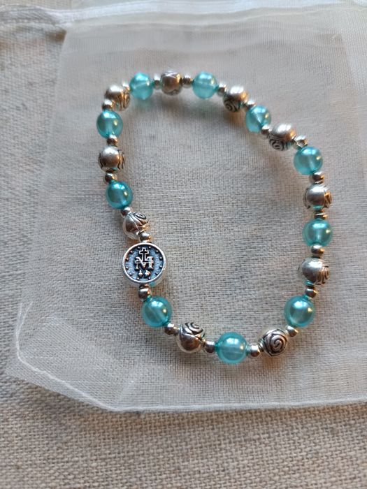 Piękny Różaniec Maryjny, błękitny, róże, cudowny medalik