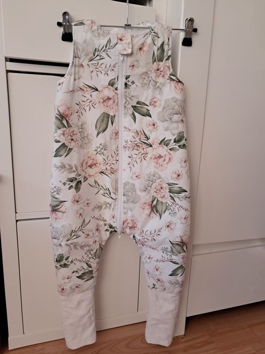 Śpiworek z nogawkami dla dziewczynki

Rozmiar M
Długość całkowita na z