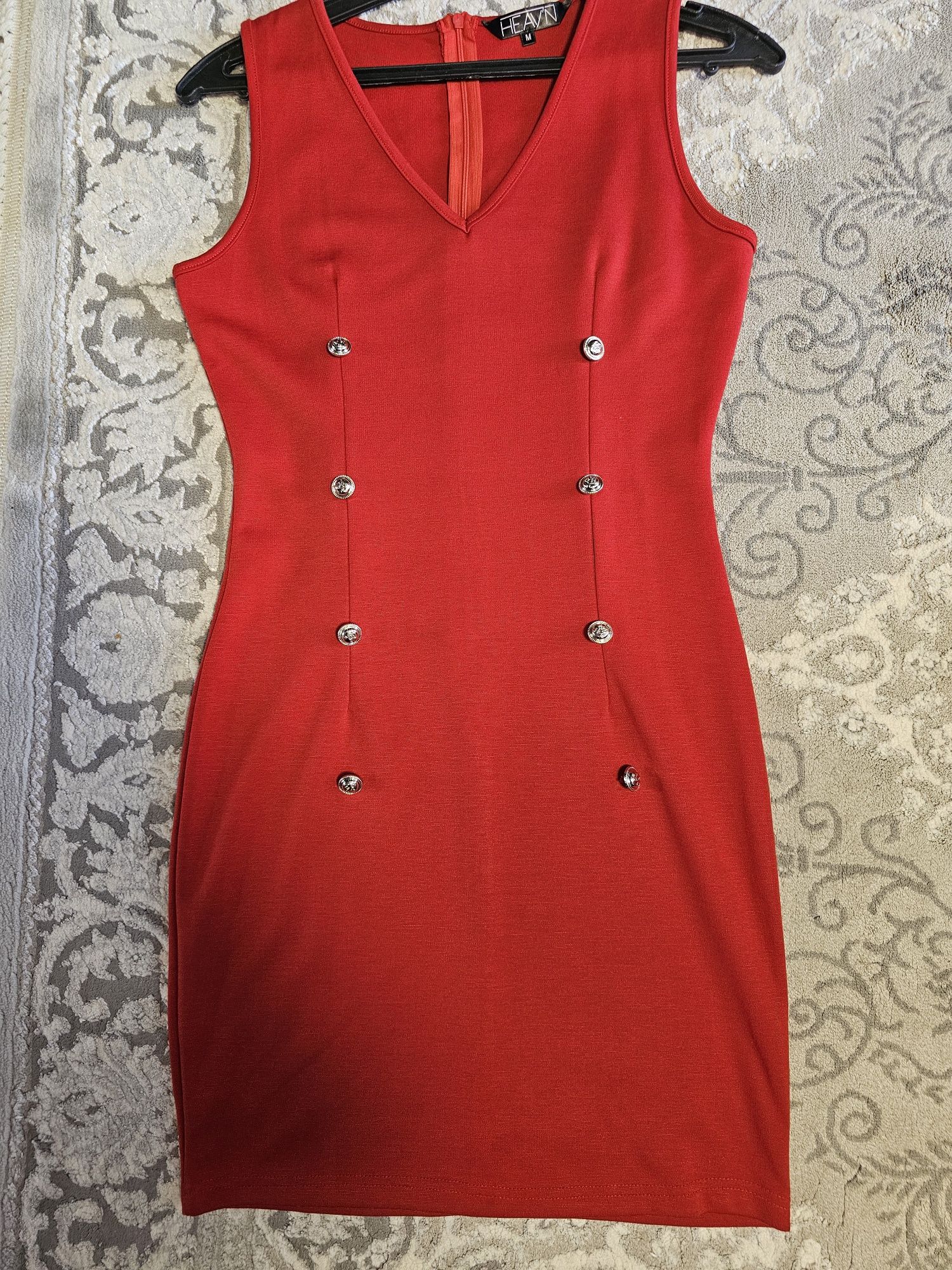 Трикотажна червона сукня з гудзиками розмір М