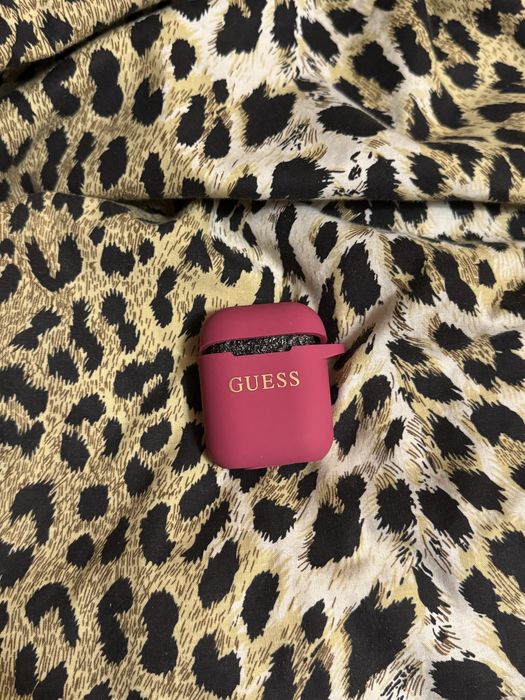 Новий чохол кейс guess на навушники airpods