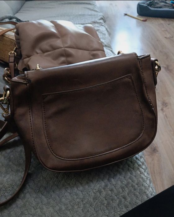 Monnari mała brązowa torebka na ramię z ozdobnym łańcuchem