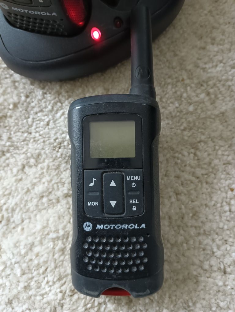 2 Walkie Talkie Motorola e carregador. Usados em bom estado.