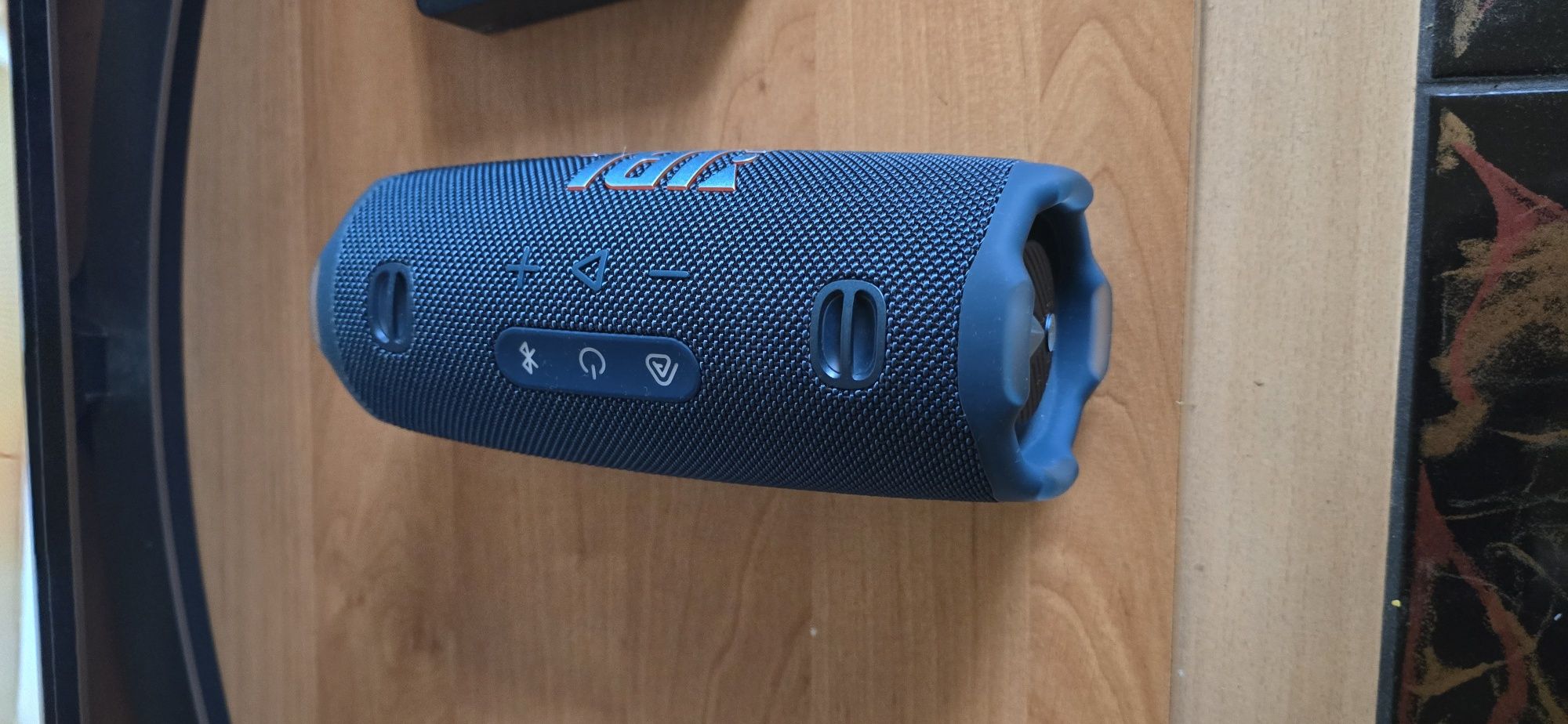 Jbl charge 6 na gwarancji 24 miesiące.
