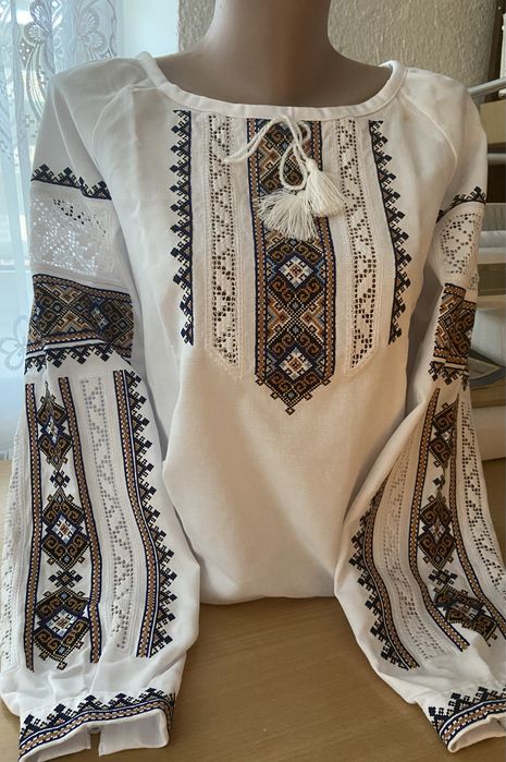 Вишиванка жіноча . Стильна жіноча блузка