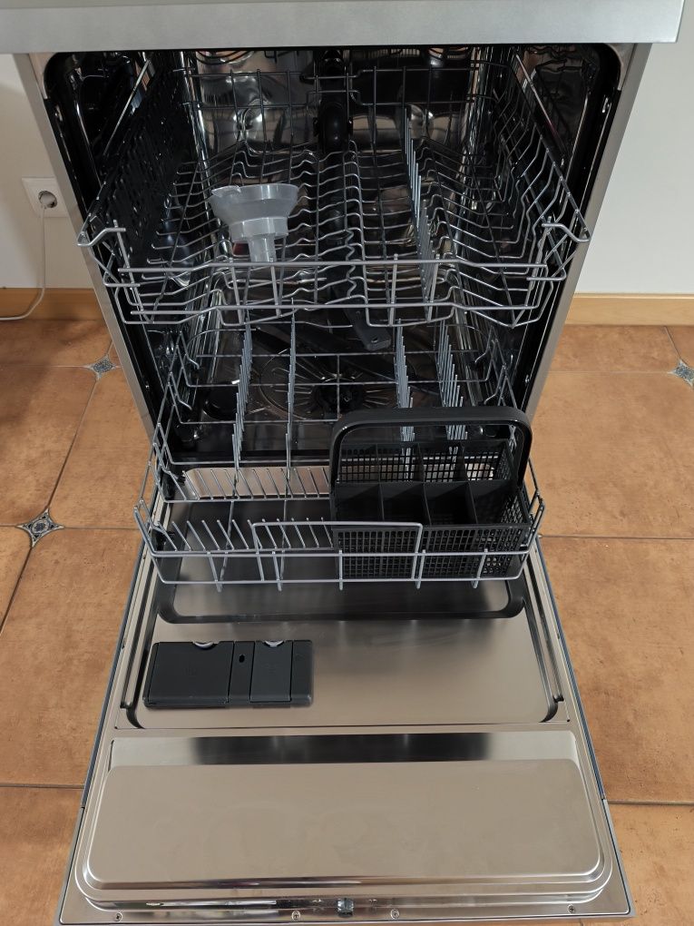 Máquina de lavar loiça AEG semi nova