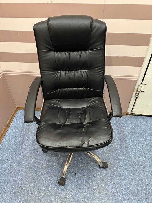 Крісло офісне на хромованих колесах в повністю працюючому стані