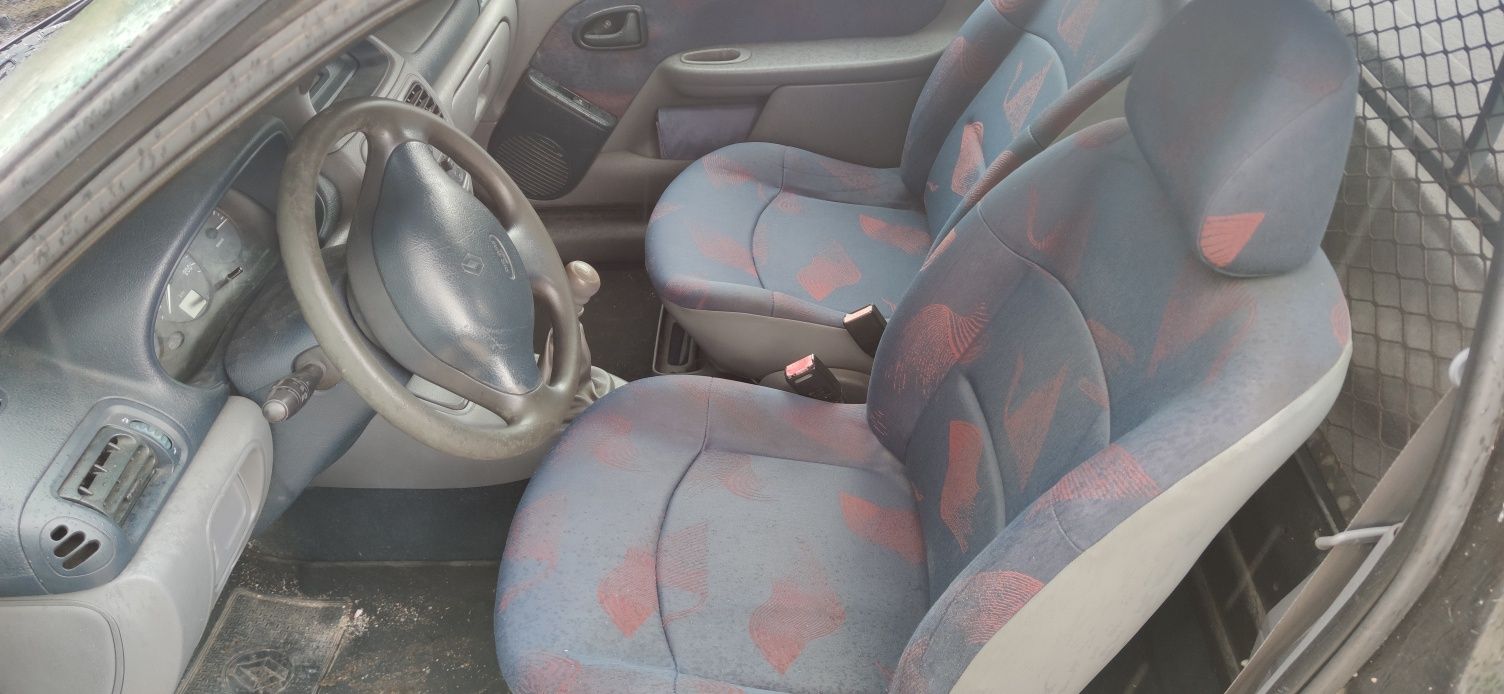 Renault Clio 1.9D com avaria