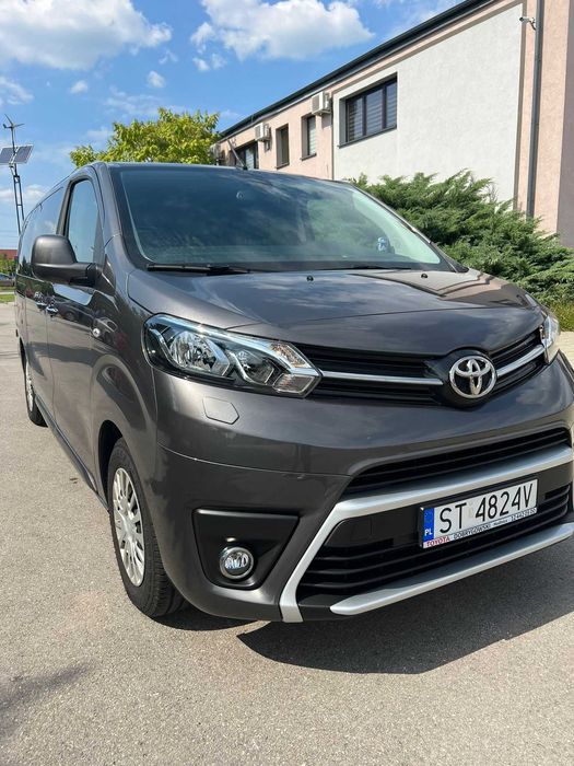 Wynajem busa 9 osobowego Toyota Proace Verso 2022