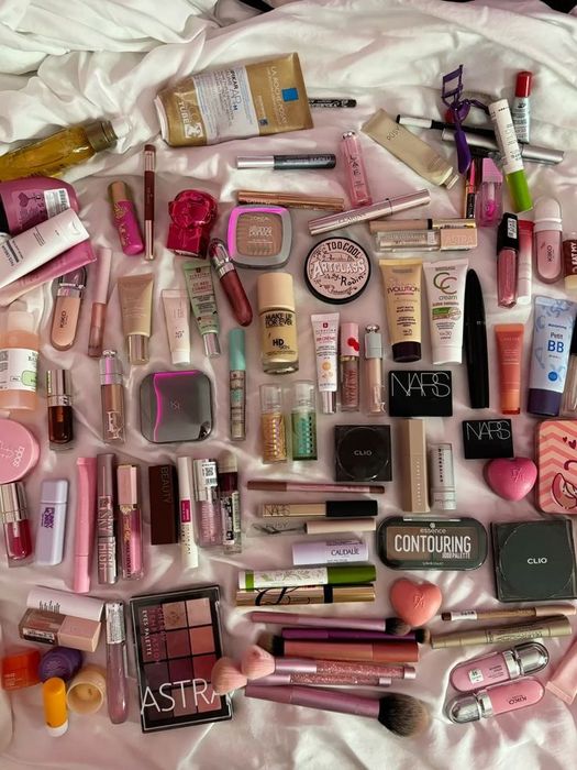 Можливо хтось зможе подарувати косметику буду вам дуже вдячна