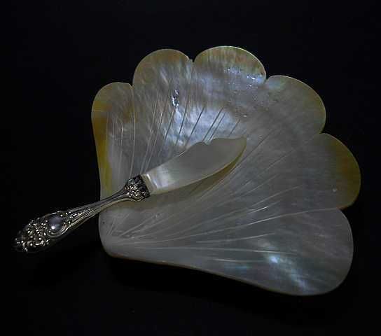 Розетка и нож для икры