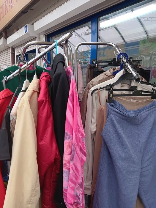 Wieszak sklepowy 4 ramienny,na kółkach,bez rzeczy znajdujących się na
