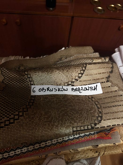 Brązowe obruski, obrusy na stół