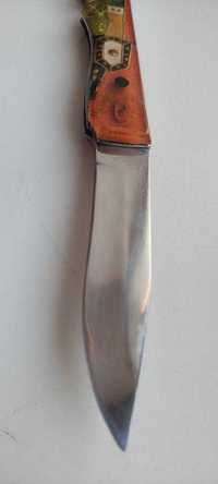 Интересный шедевр нож ИТК на кнопке "Воин с мечом и щитом"