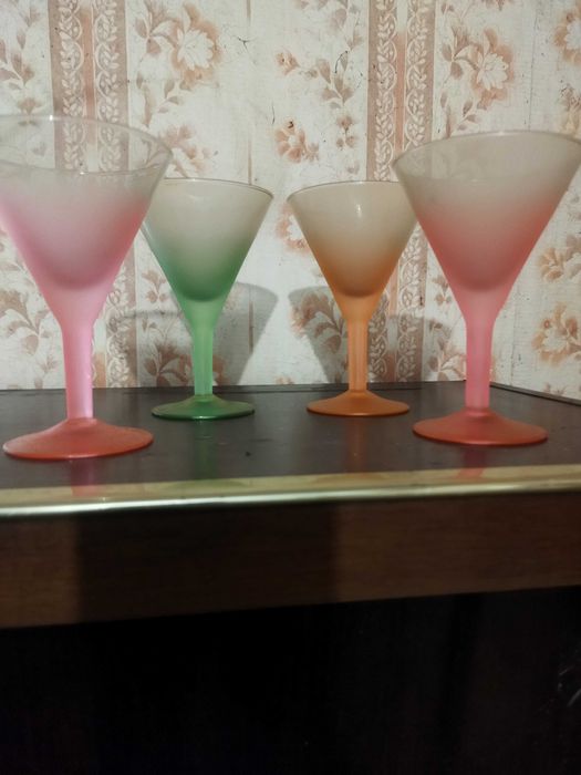 Продам фужери под мартіні ( цвітне скло)