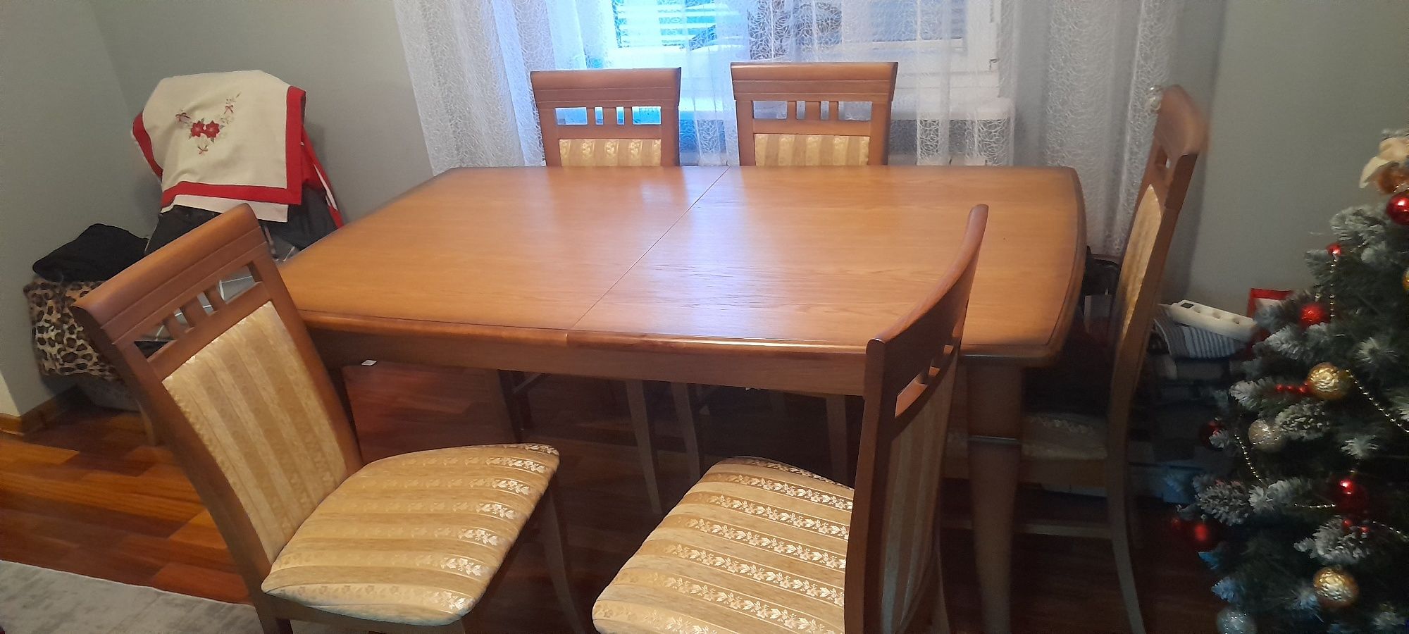 Sprzedam stół z krzesłami
