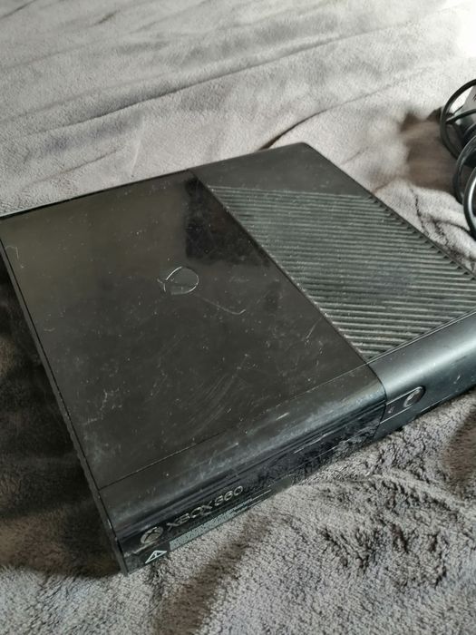Xbox 360 E, 250 GB, Kinect, 2 pady, Wiedźmin 2, Kinect Sports, Tomb Ra