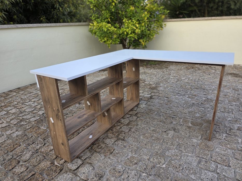 Secretaria de canto em pinho e branco