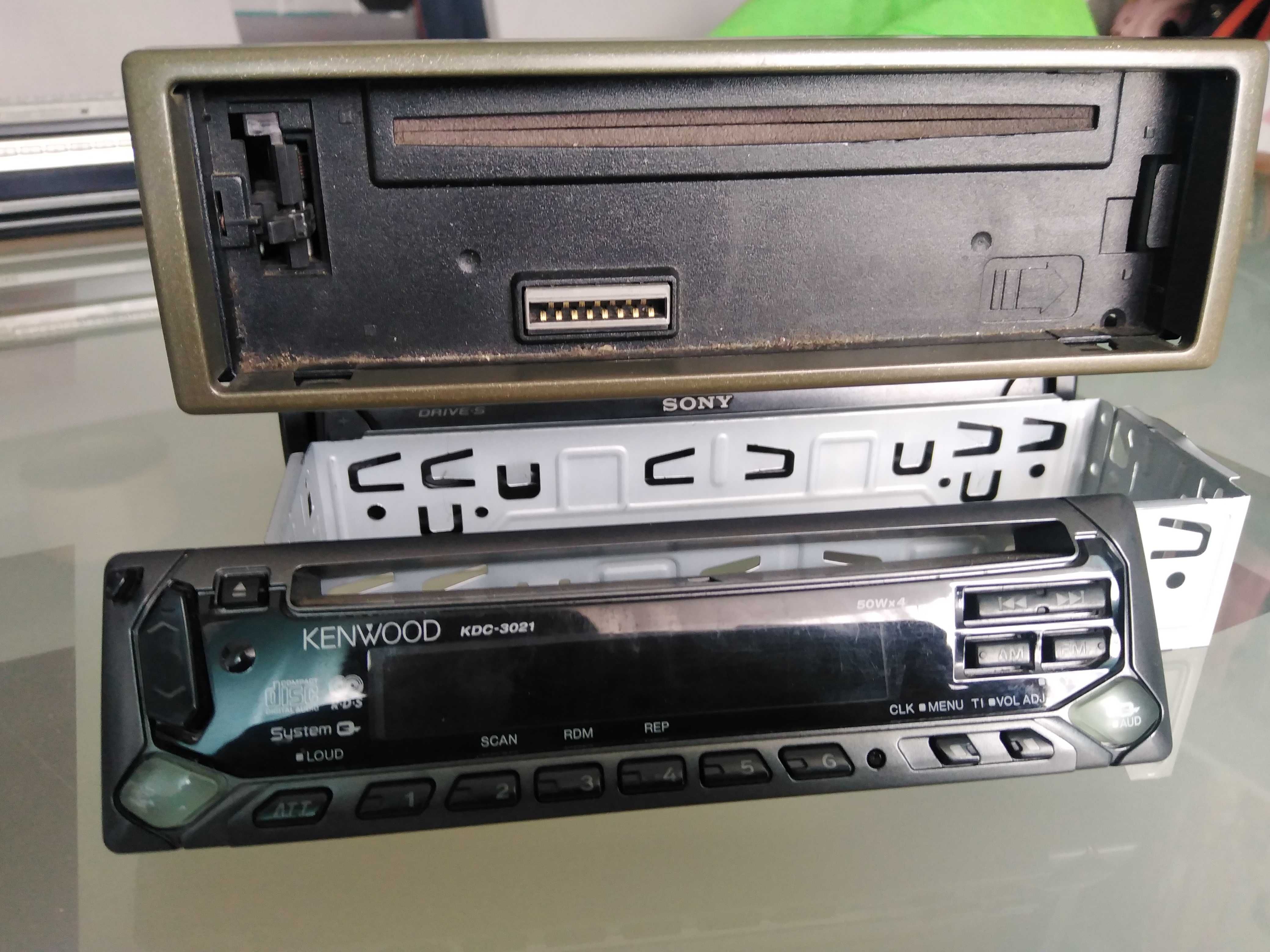 Auto rádios e mala de 10 CDS