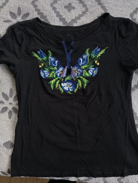 Футболка вишита.