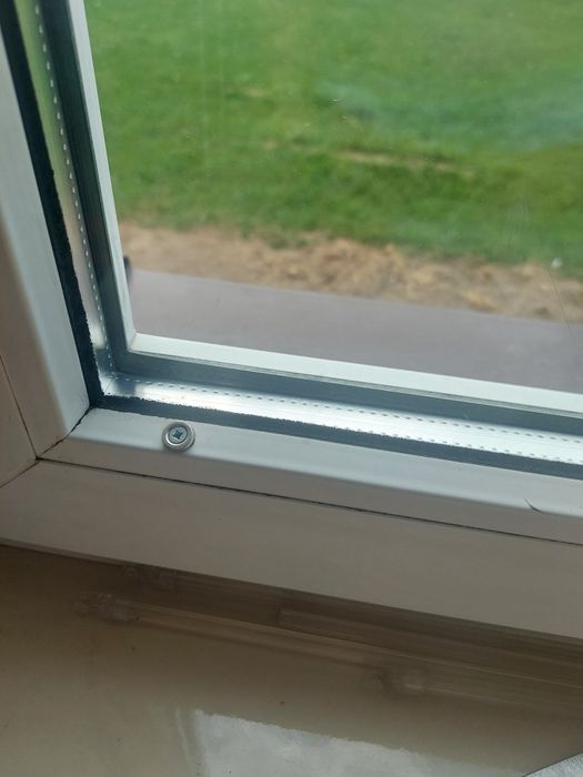 Okno PCV białe 209x144 żaluzje moskitiera