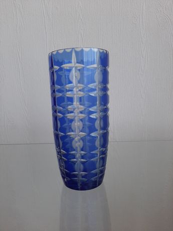 продам вазу из чешского стекла