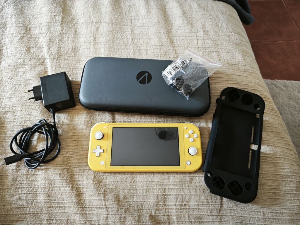 Switch Lite Amarela c/ Bolsa e Capa