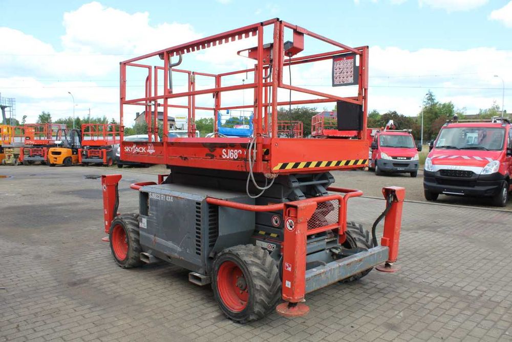 nożycowy Skyjack SJ6832RT podnośnik diesel zwyżka 12 m terenowy genie