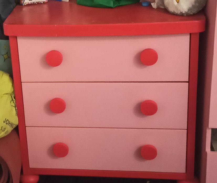 meble drewniane różowo czerwone