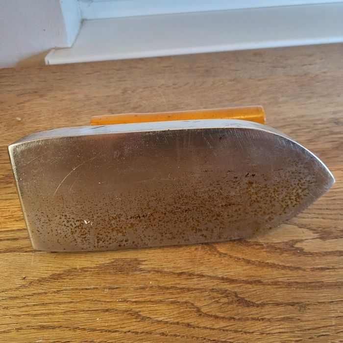 Stare żelazko elektryczne z drewnianą rączką