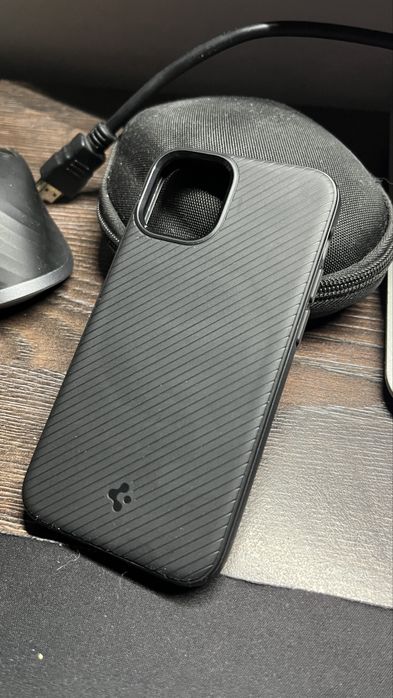 Продам чехол spigen для Iphone 12mini