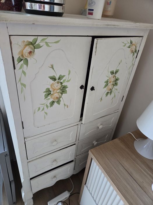 Komoda z malowanym motywem.