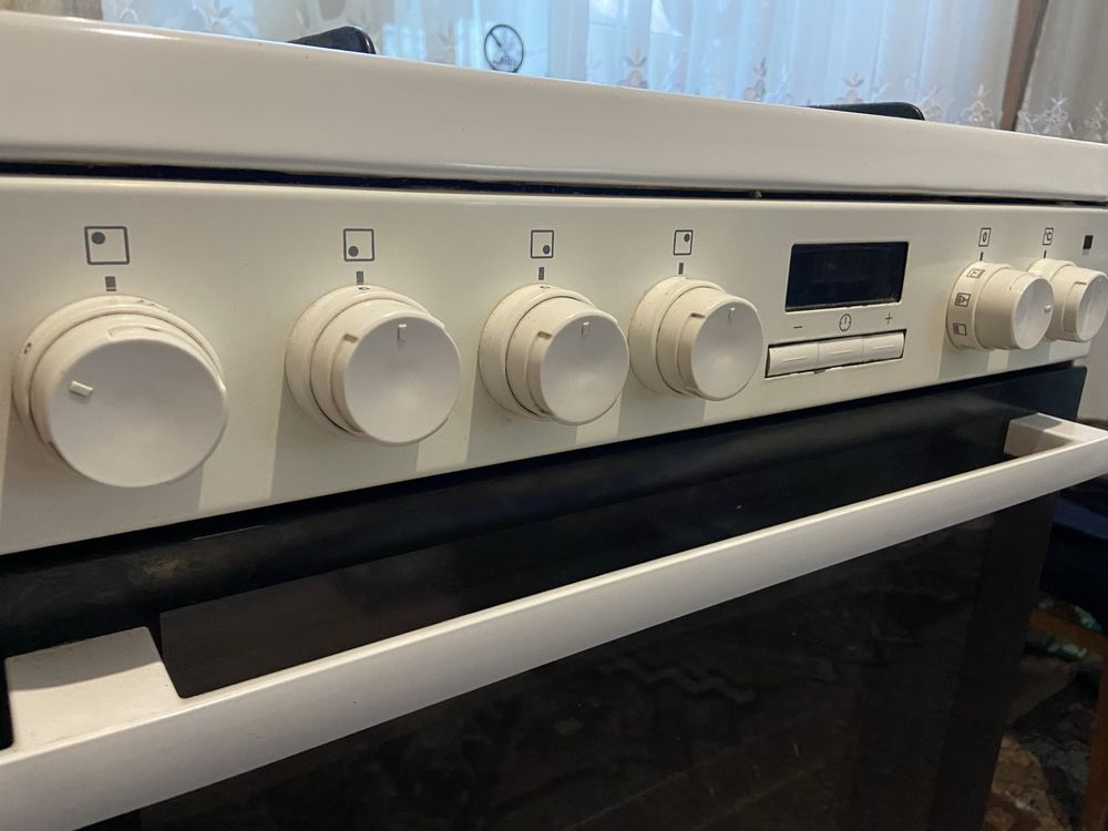 Газова плита Elektrolux з електричною духовкою і дисплеєм