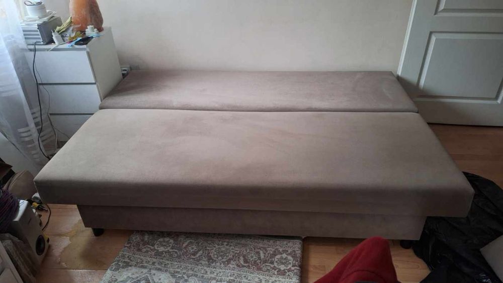 Sofa używaną w bardzo dobrym stanie.Tapicerka w odcieniu ciemnego beżu