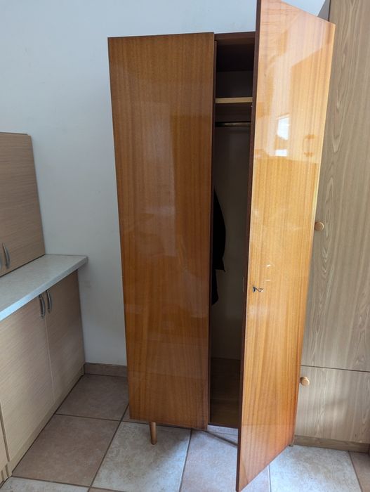 Szafa  wys 190 cm - z półką wewnątrz i drążkiem